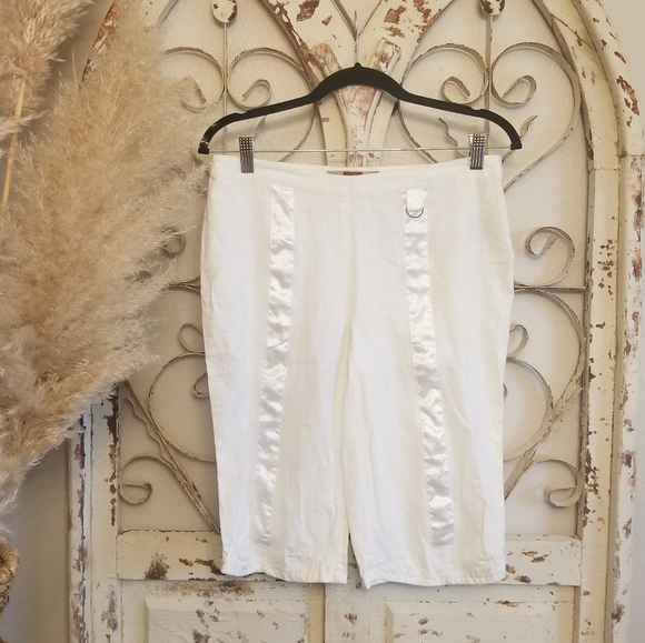 3 for 25!!!! ASHLEY INTERNATIONAL Bermuda shorts and 2 TOPS!! - Picture 2 of 14